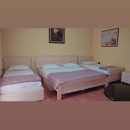 Alen Bar Hotel Тирана Екстериор снимка