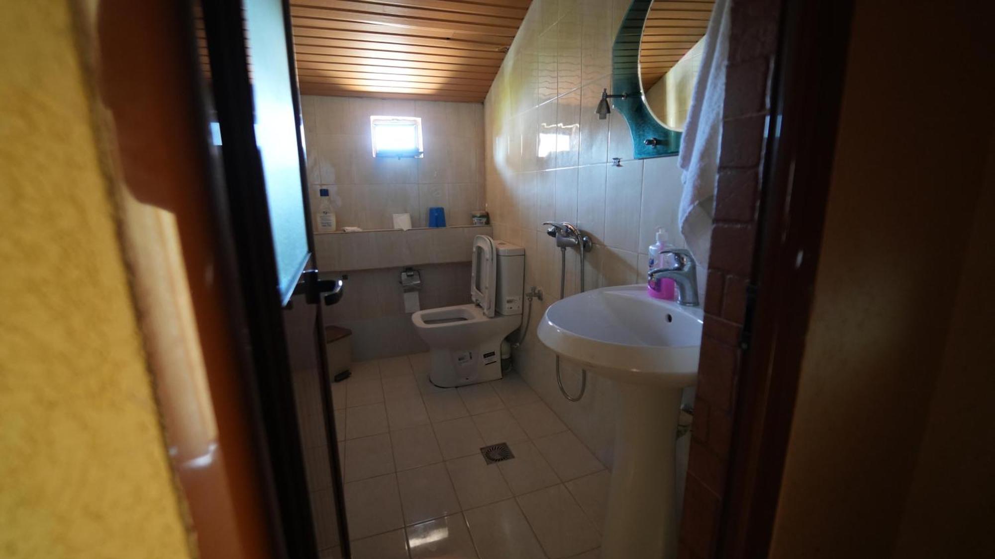 Alen Bar Hotel Тирана Екстериор снимка