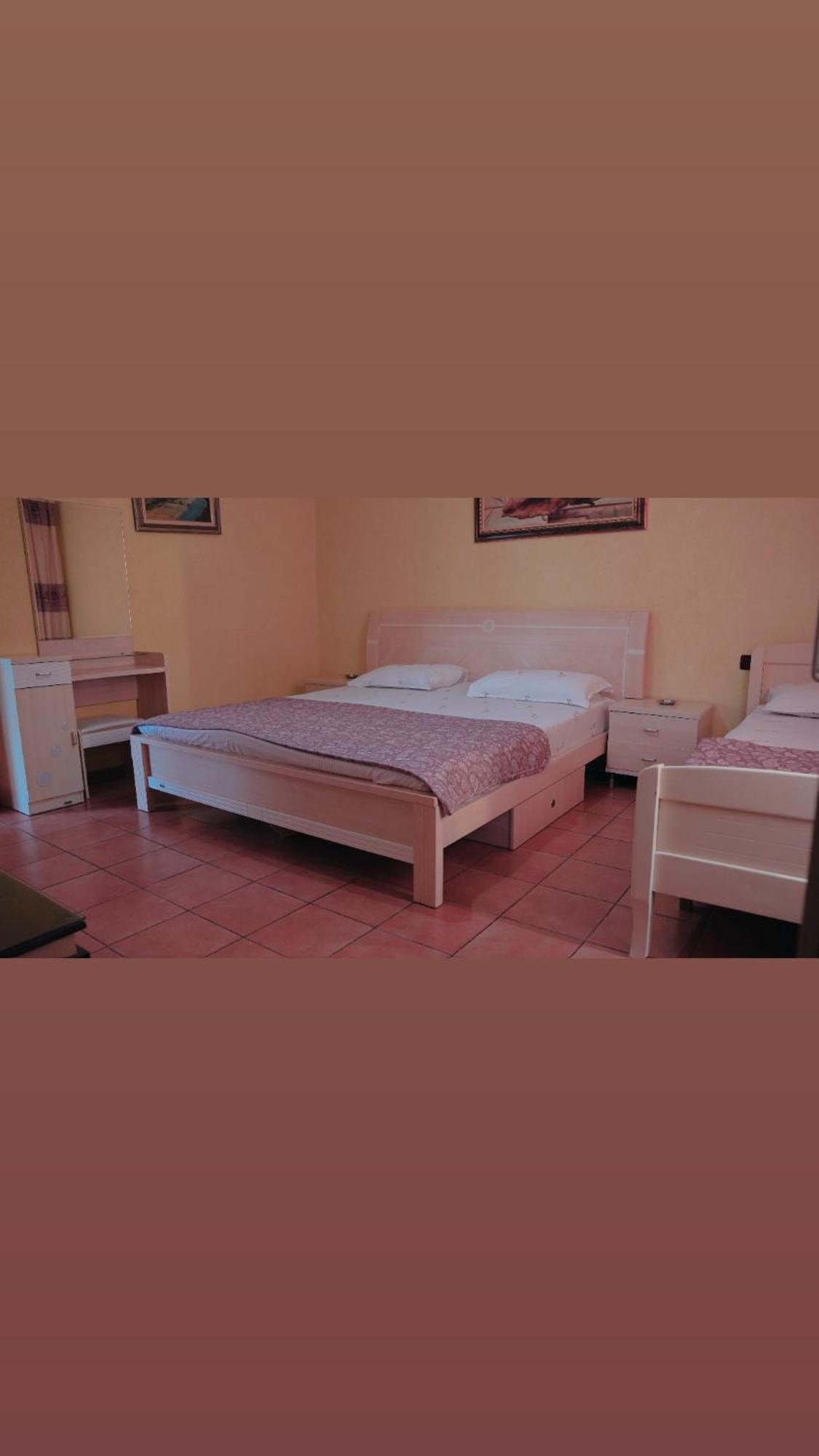Alen Bar Hotel Тирана Екстериор снимка