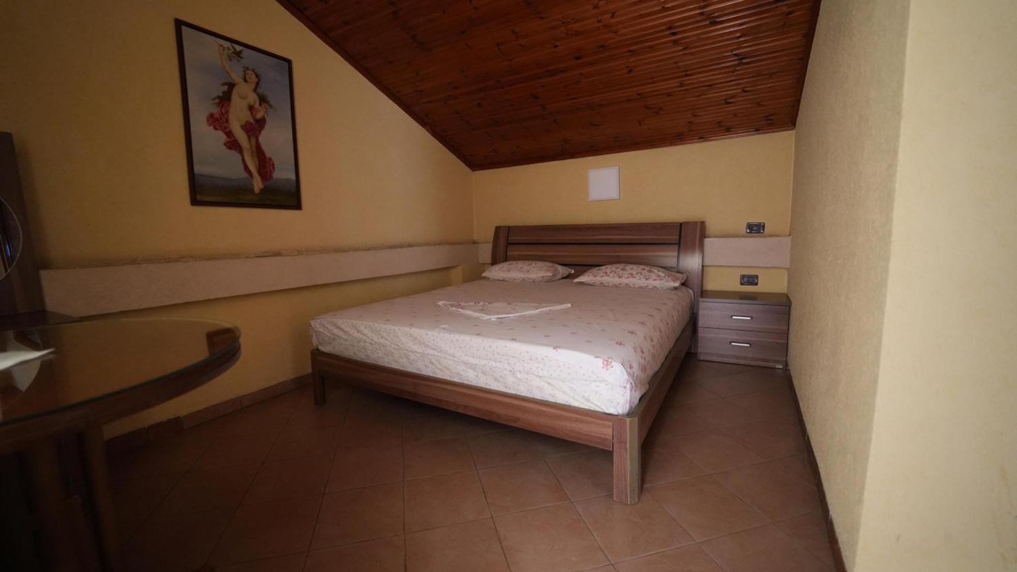 Alen Bar Hotel Тирана Екстериор снимка