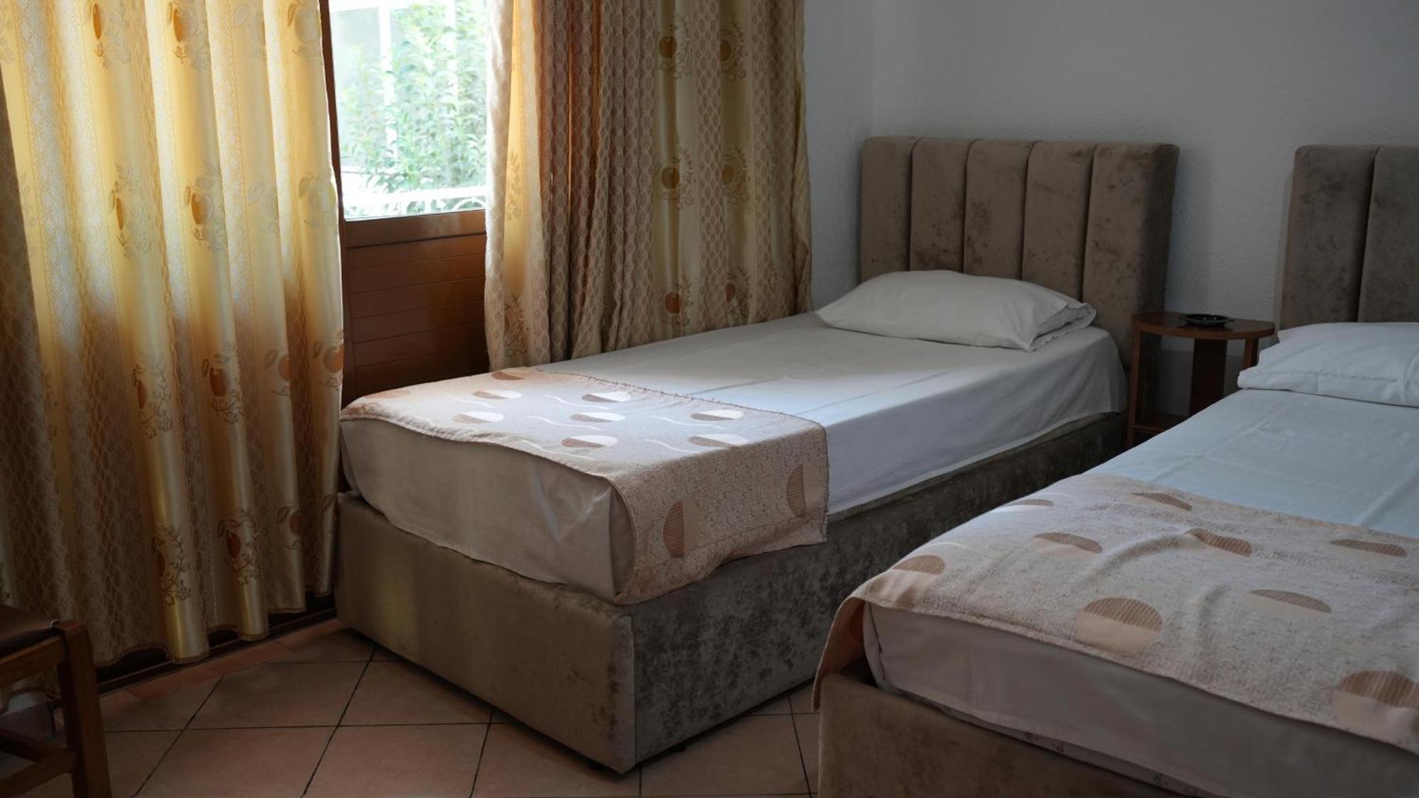 Alen Bar Hotel Тирана Екстериор снимка