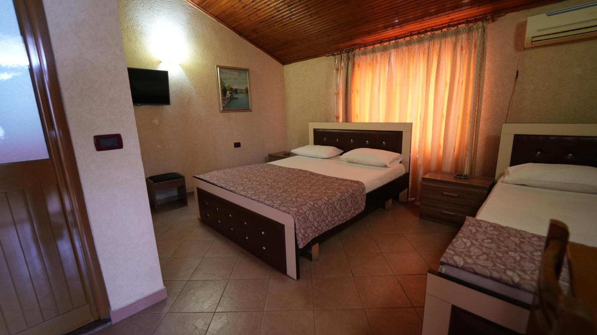 Alen Bar Hotel Тирана Екстериор снимка