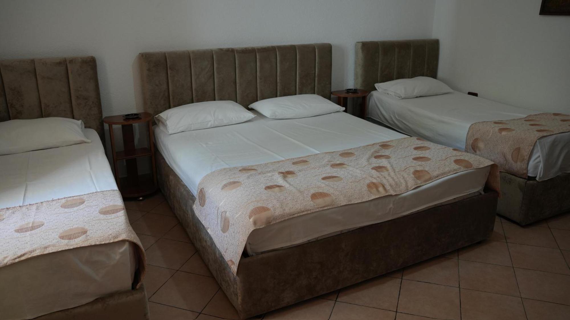 Alen Bar Hotel Тирана Екстериор снимка