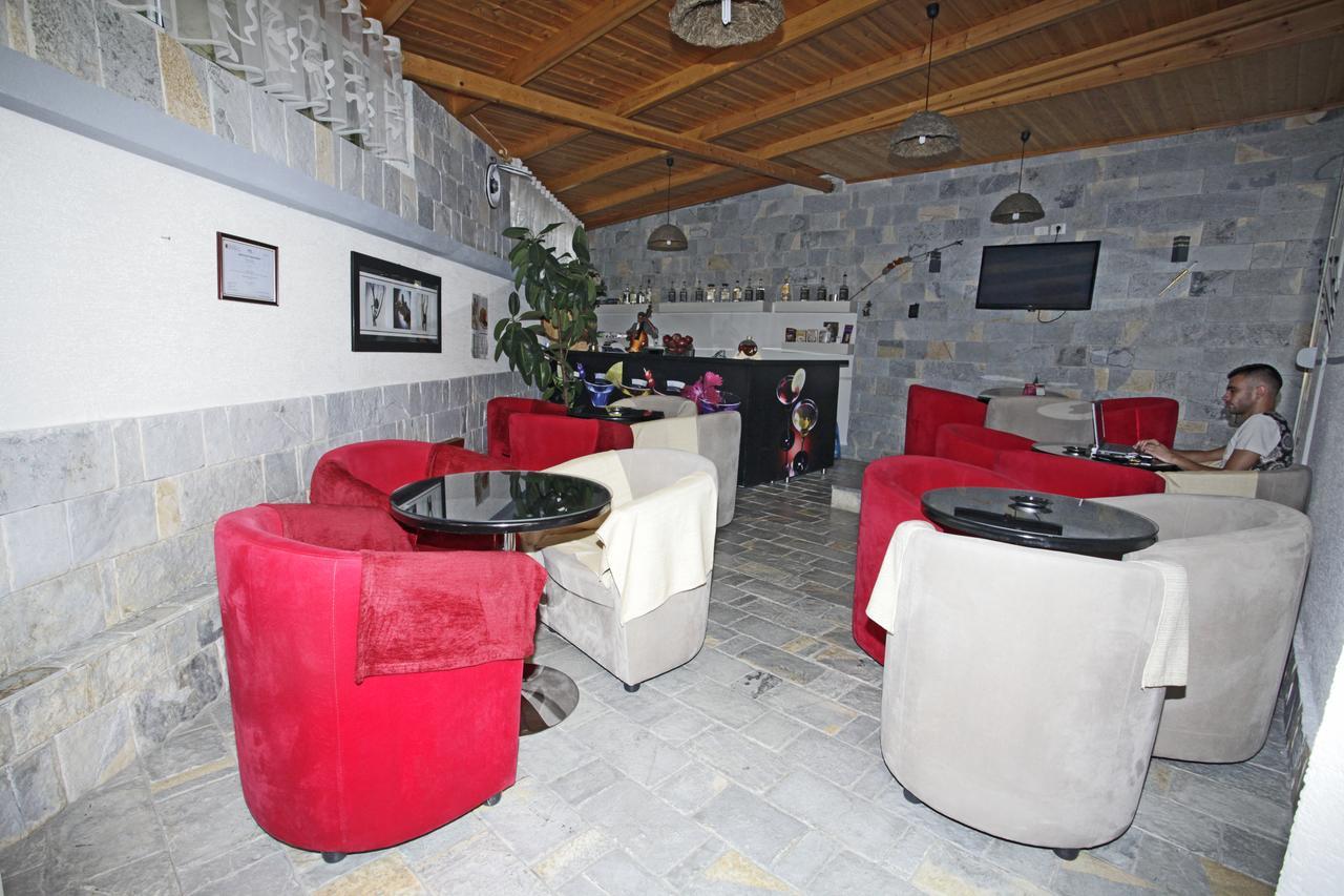 Alen Bar Hotel Тирана Екстериор снимка